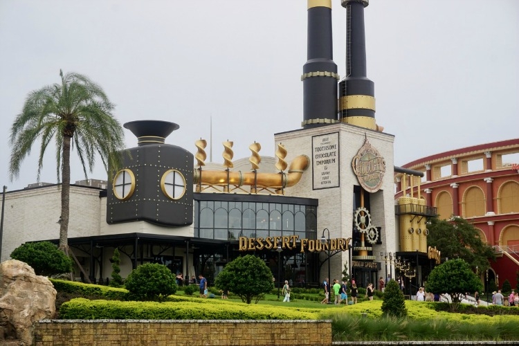 One of the best reasons to stay at Universal Studios Orlando hotels is the close proximity to Universal City Walk.