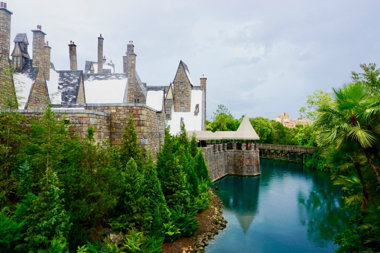 The wait time for rides in the Wizarding World of Harry Potter can be long. With the Universal Studios Orlando VIP tour, you don't need to worry about it.