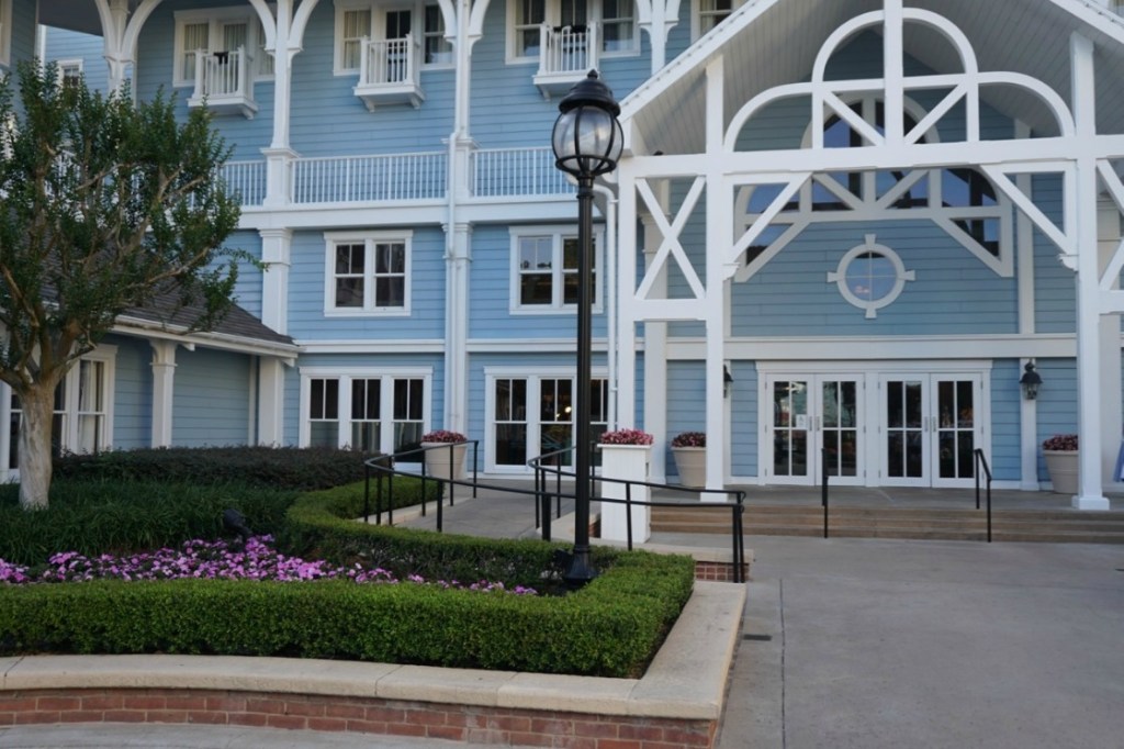 Keep reading for 7 important Reasons to Stay at official Disney World hotels!