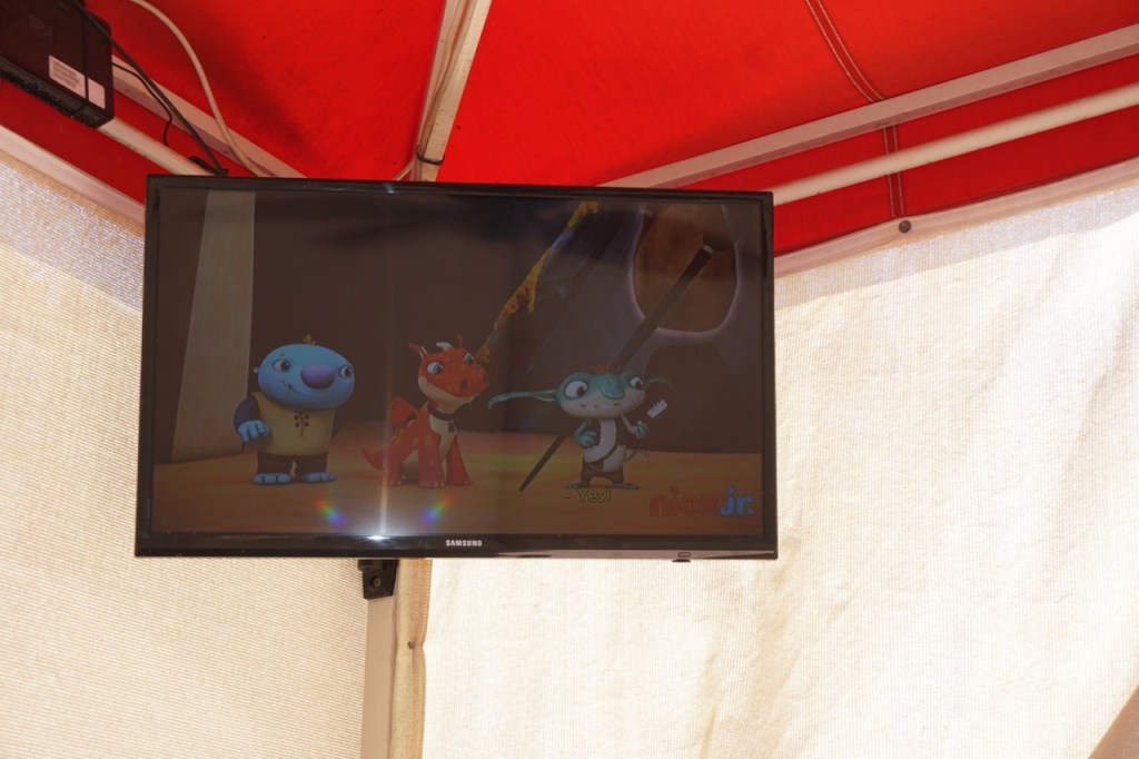 Yes, that's a TV in the cabana! It's especially useful during lunch time - my son was able to relax and watch a cartoon while he ate lunch.