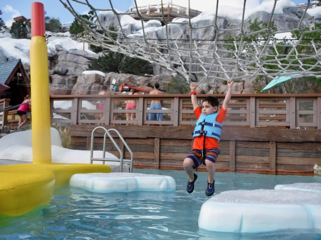 Most waterparks should have complimentary life vests available for younger children.