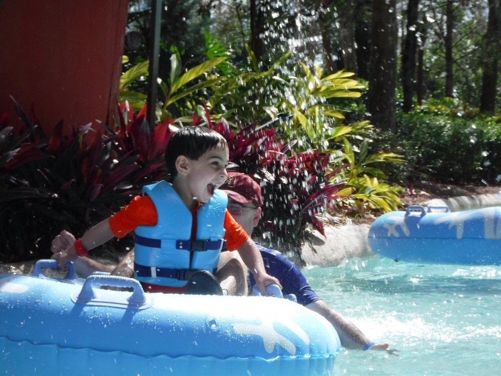 Keep reading for my best tips for visiting a waterpark with kids.