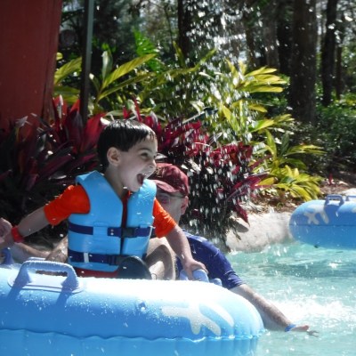 Keep reading for my best tips for visiting a waterpark with kids.