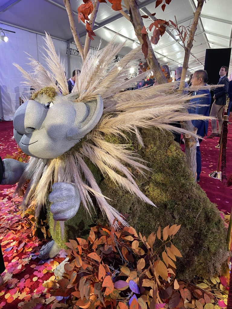 I loved seeing all the Frozen themed decorations on the red carpet!