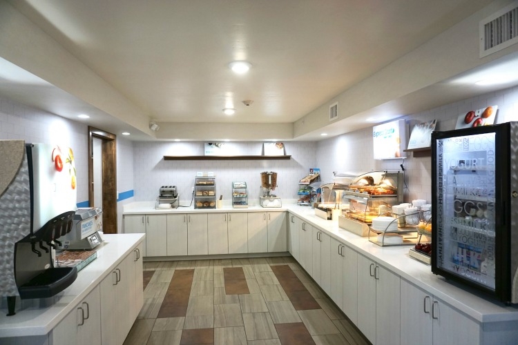 Staying at a hotel that includes a complimentary breakfast is one way to stay within a budget when traveling to Sedona.