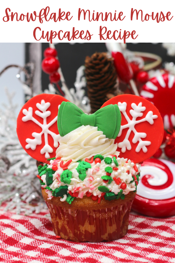 Thinking of making cupcakes for the Christmas holidays?  This is a recipe for Disney fans who want to make cupcakes instead of cookies for Christmas:  Snowflake Minnie Mouse Cupcakes!