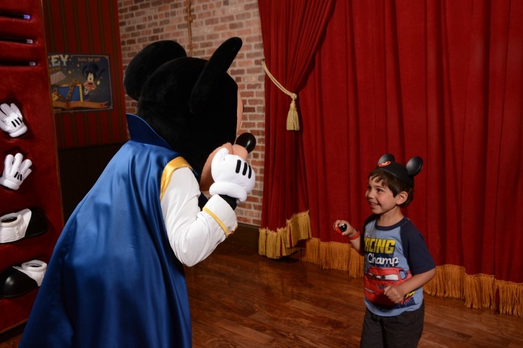 Disneyland vs. Disney World: Mickey at Town Square Theater in the Magic Kingdom talks!!