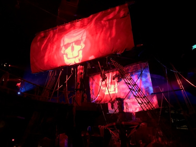 Looking for a Pirates Dinner Adventure review? Get your pirate bandanna ready and get ready to set sail! 